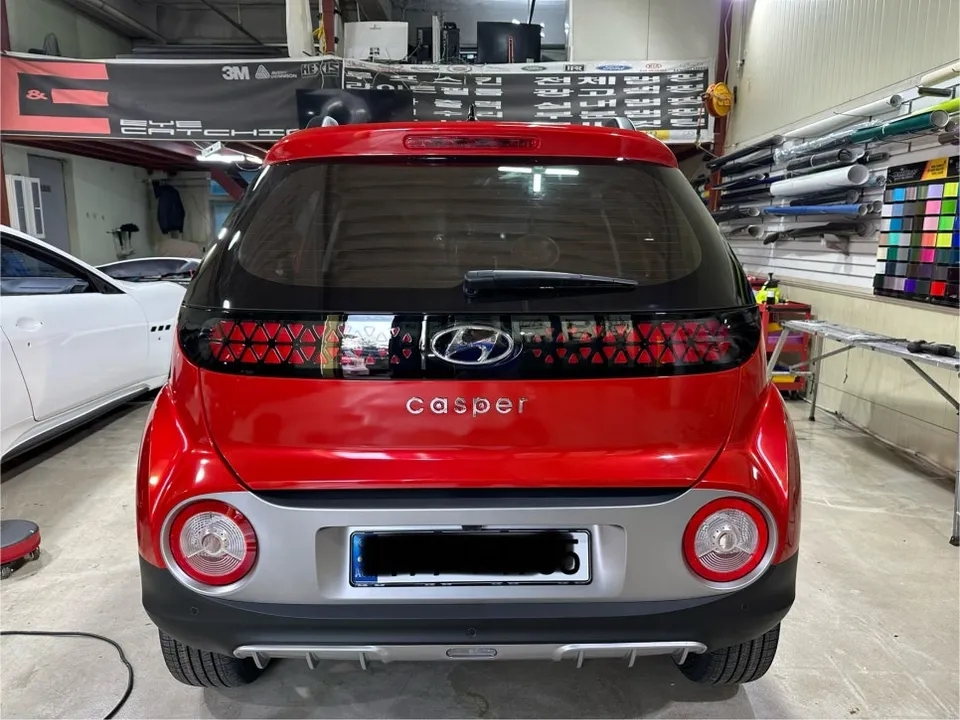Hyundai Casperのカーラッピング事例|3Mドラゴンのような赤 施工写真 3-1