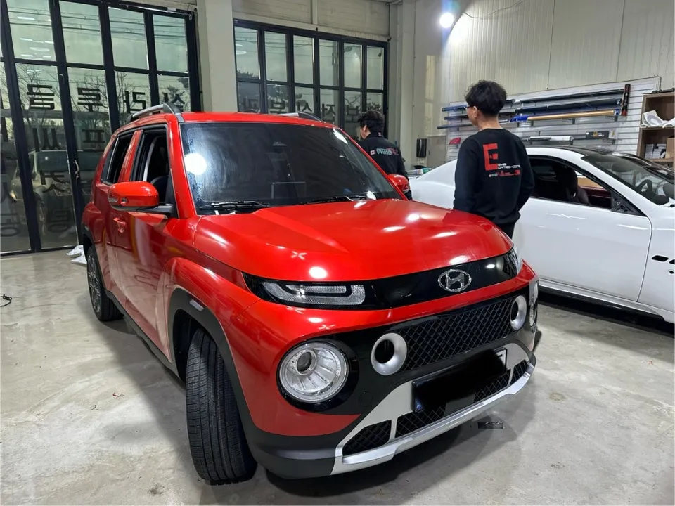 Hyundai Casperのカーラッピング事例|3Mドラゴンのような赤 施工写真 1-2