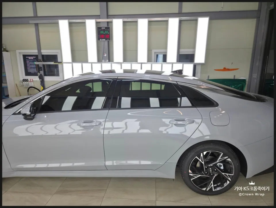 Kia K5 vinyl wrap - Kia K5 Vinyl Wrap Review: Chrome Delete & Black Emblem Upgrade photo 3