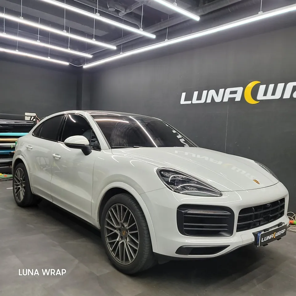 Porsche Cayenne Coupeのカーラッピング事例|アティックグレー 施工写真 2-1