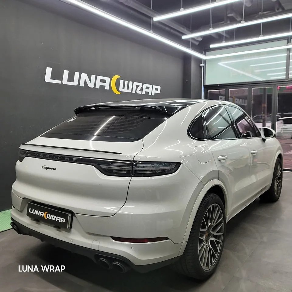 Porsche Cayenne Coupeのカーラッピング事例|アティックグレー 施工写真 3-1