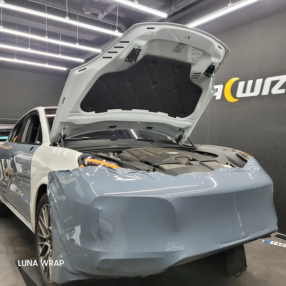 Porsche Cayenne Coupeのカーラッピング事例|アティックグレー 施工写真 1-3