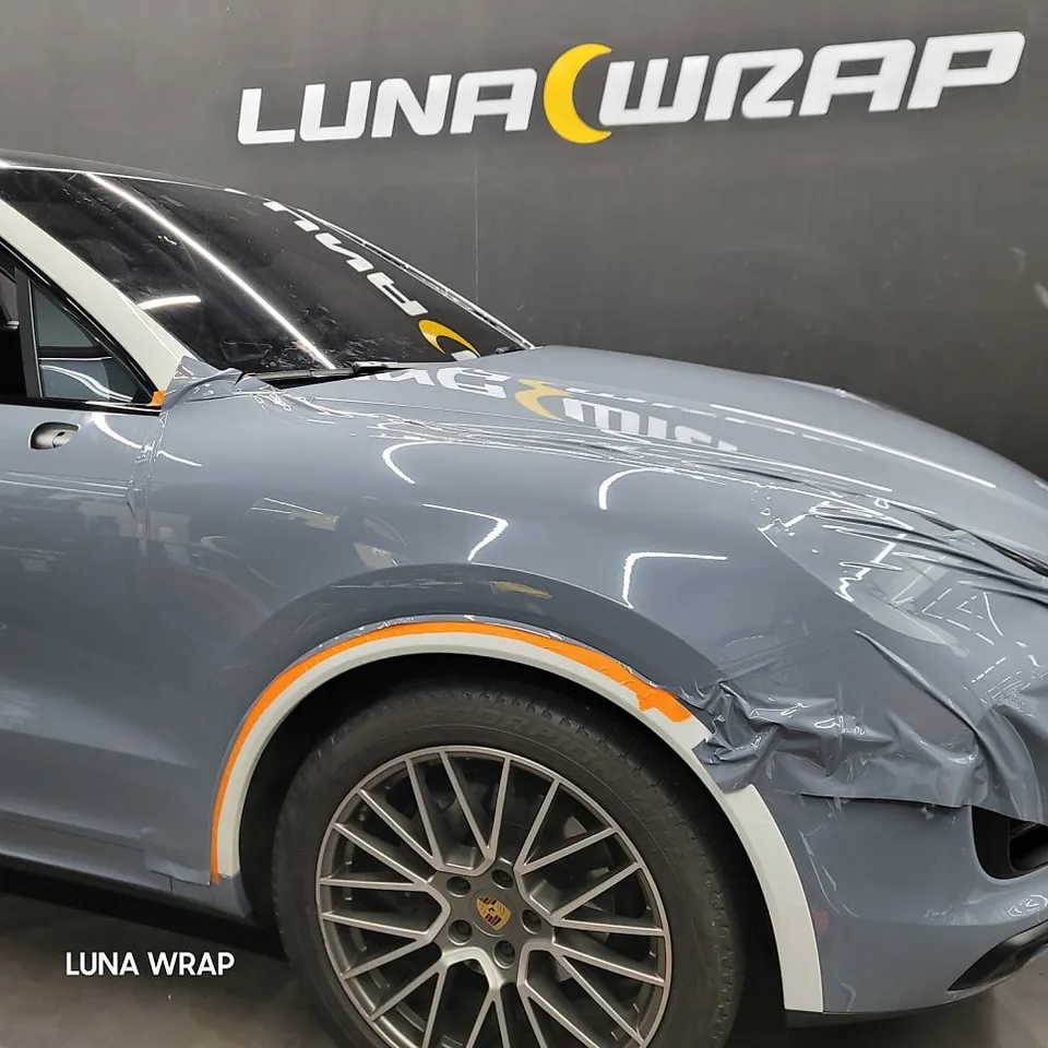 Porsche Cayenne Coupeのカーラッピング事例|アティックグレー 施工写真 2-3