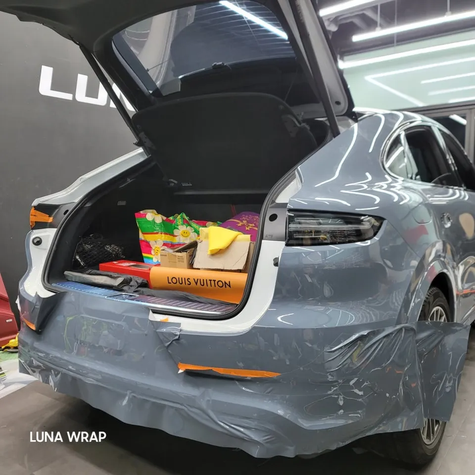 Porsche Cayenne Coupeのカーラッピング事例|アティックグレー 施工写真 3-3