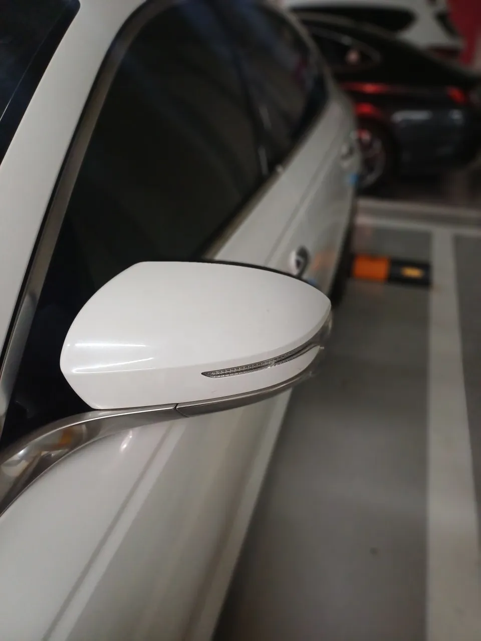 Kia K900 Auto Service Review — White Mirror Cover to Black photo 2