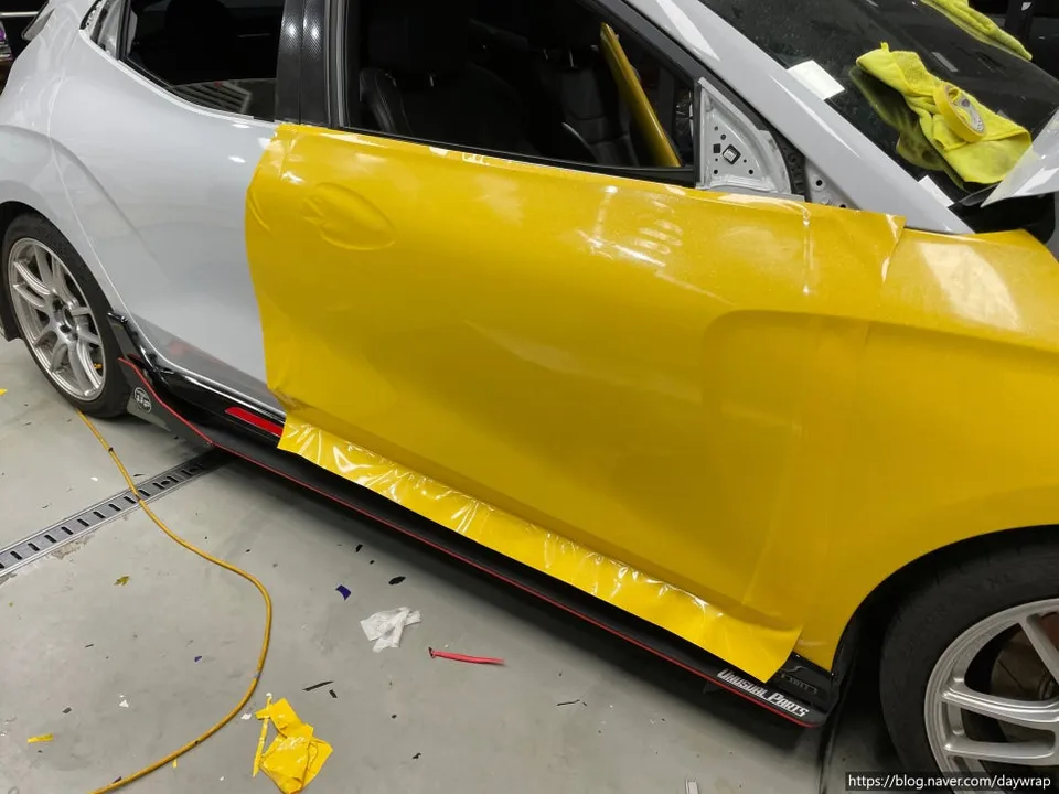Hyundai Veloster Nのカーラッピング事例|費用目安・仕上がり 施工写真 2-2