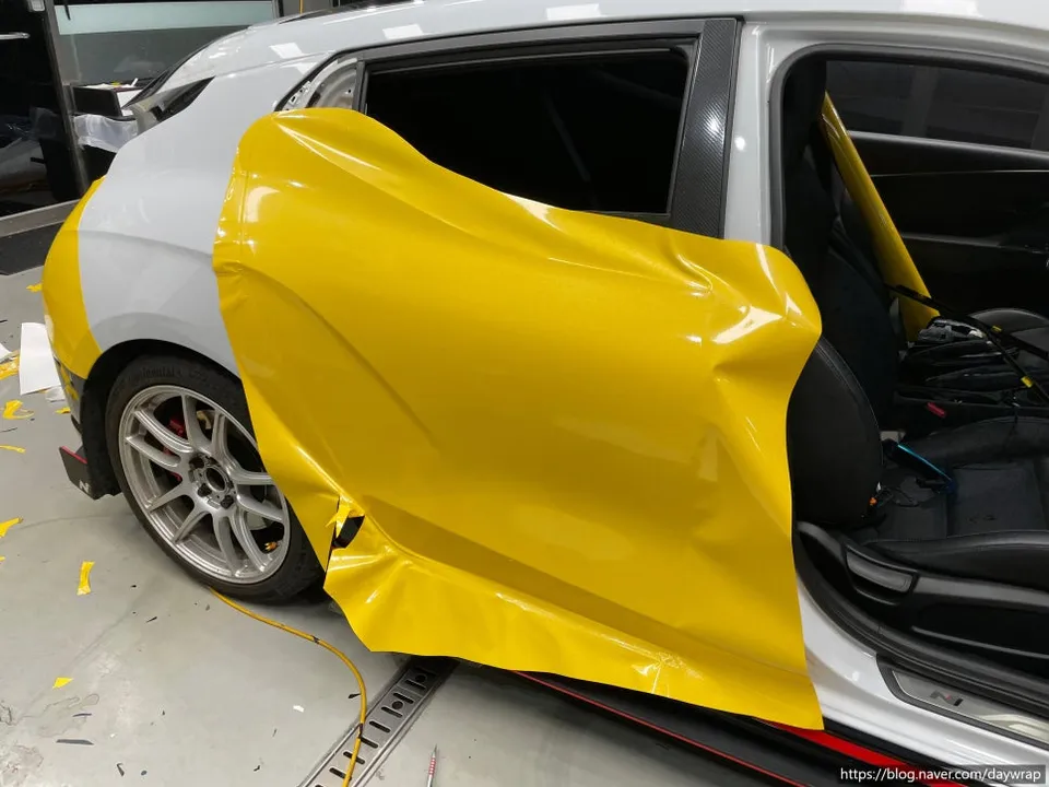 Hyundai Veloster Nのカーラッピング事例|費用目安・仕上がり 施工写真 3-2