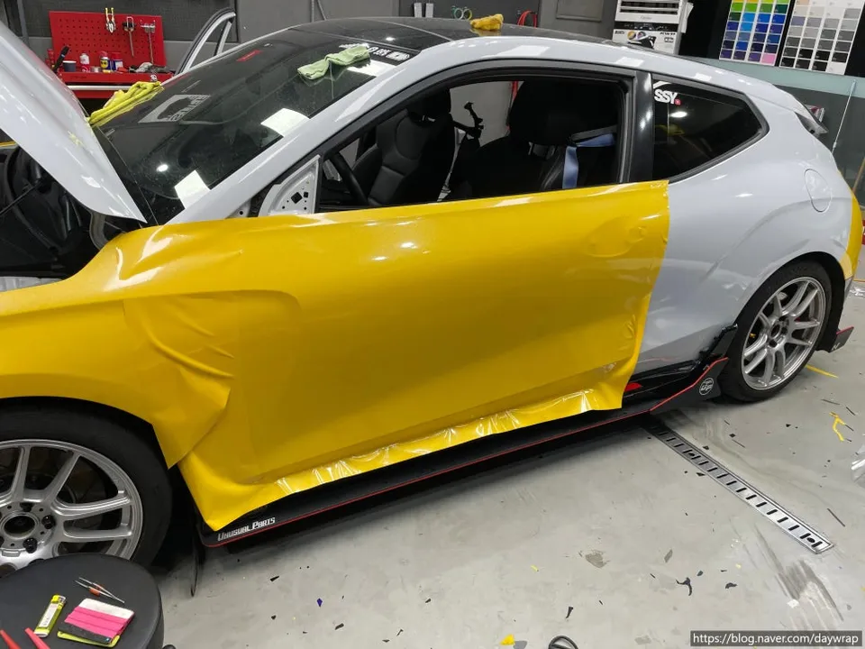 Hyundai Veloster Nのカーラッピング事例|費用目安・仕上がり 施工写真 1-3