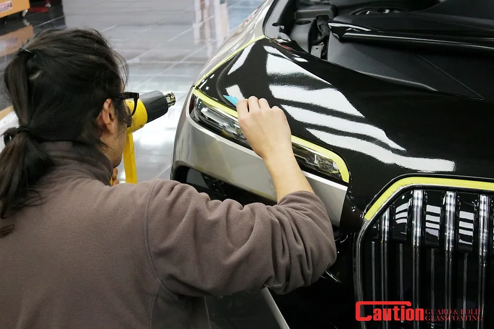 BMW i7 カーラッピング事例:上部ツートンで高級感を演出 施工写真 1-2