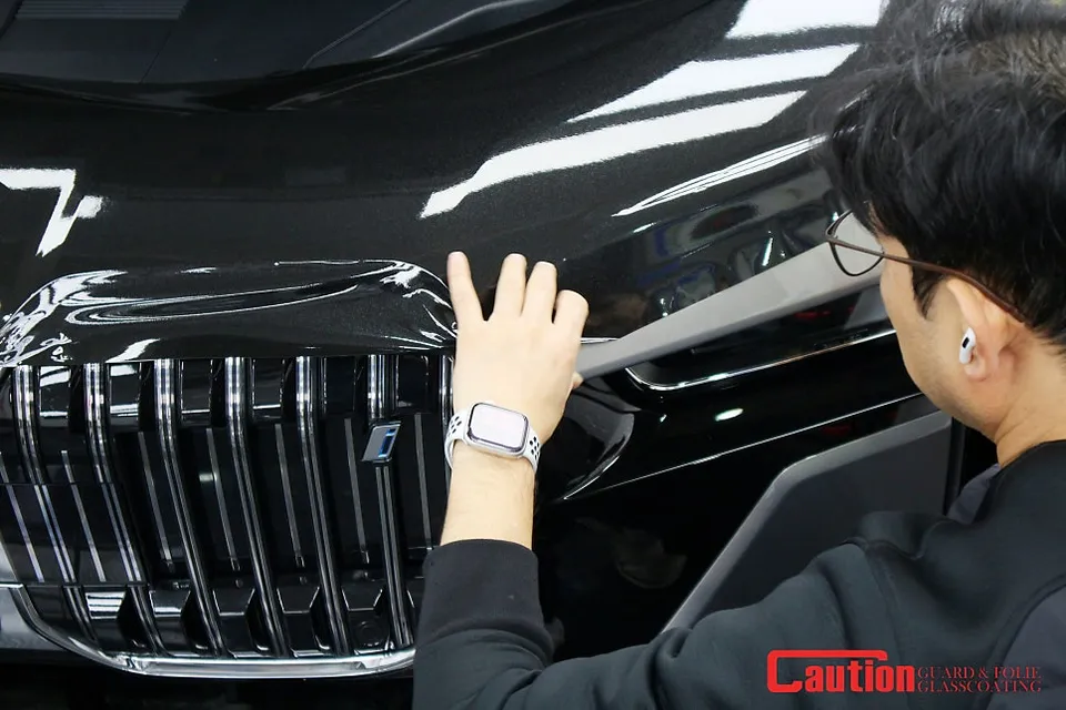 BMW i7 カーラッピング事例:上部ツートンで高級感を演出 施工写真 2-2