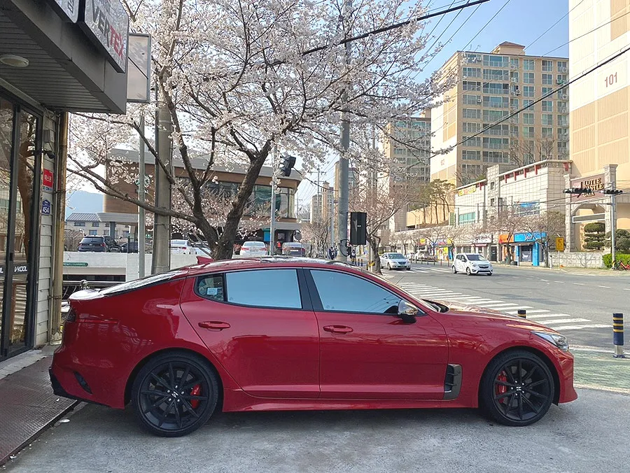 Kia Stingerのカーフィルム施工事例|費用目安・仕上がり 施工写真 1-3