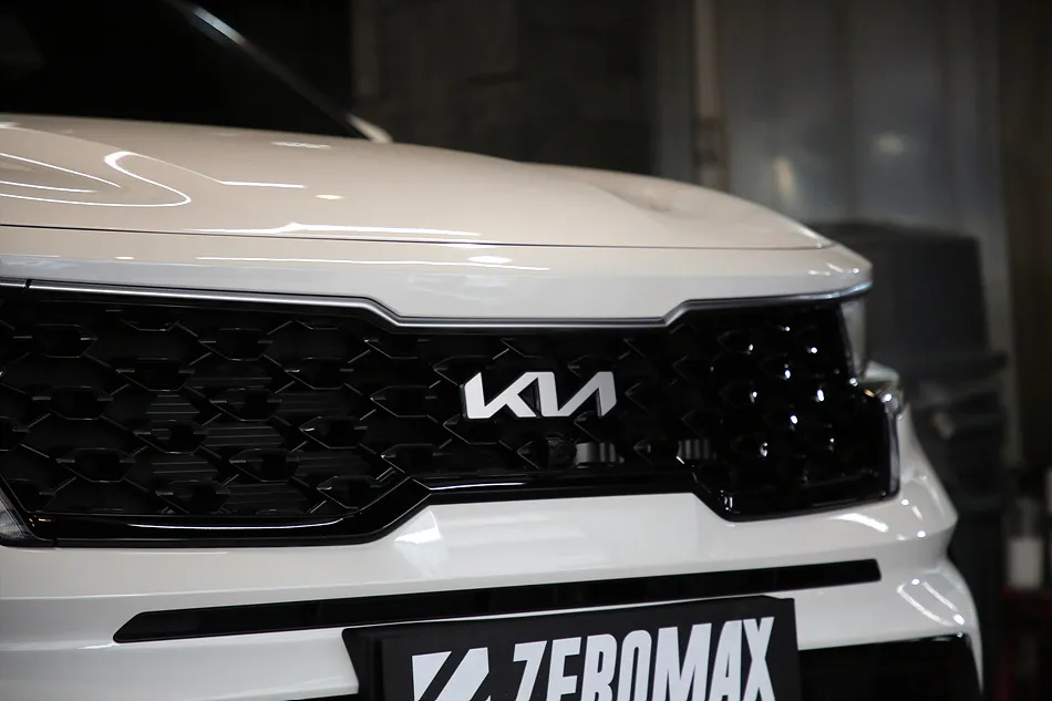 Kia Sorento MQ4のカーラッピング事例|クローム除去で印象激変 施工写真 1-2