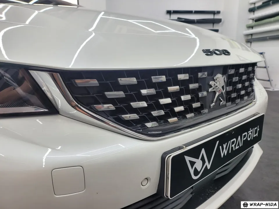 Peugeot 508のグリルラッピング事例|費用目安・仕上がり 施工写真 1-2