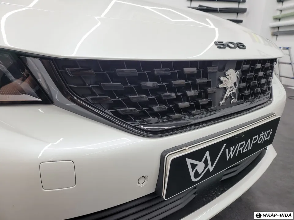 Peugeot 508のグリルラッピング事例|費用目安・仕上がり 施工写真 2-2