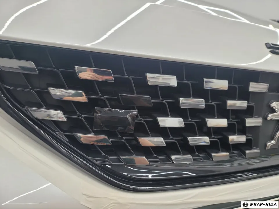 Peugeot 508のグリルラッピング事例|費用目安・仕上がり 施工写真 3-2