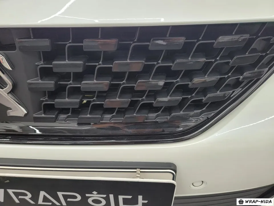 Peugeot 508のグリルラッピング事例|費用目安・仕上がり 施工写真 2-3