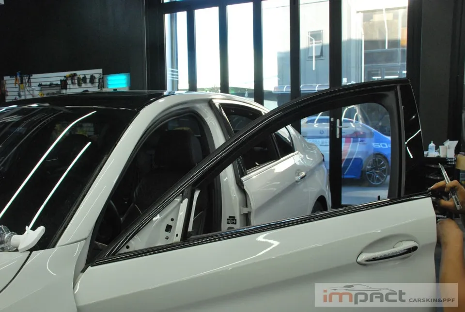 BMW 5 Seriesのカーラッピング事例|費用目安・仕上がり 施工写真 1-3