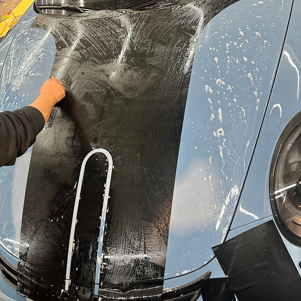 ポルシェ911のカーラッピング事例:チャイナブルーの特別仕様 施工写真 1-2