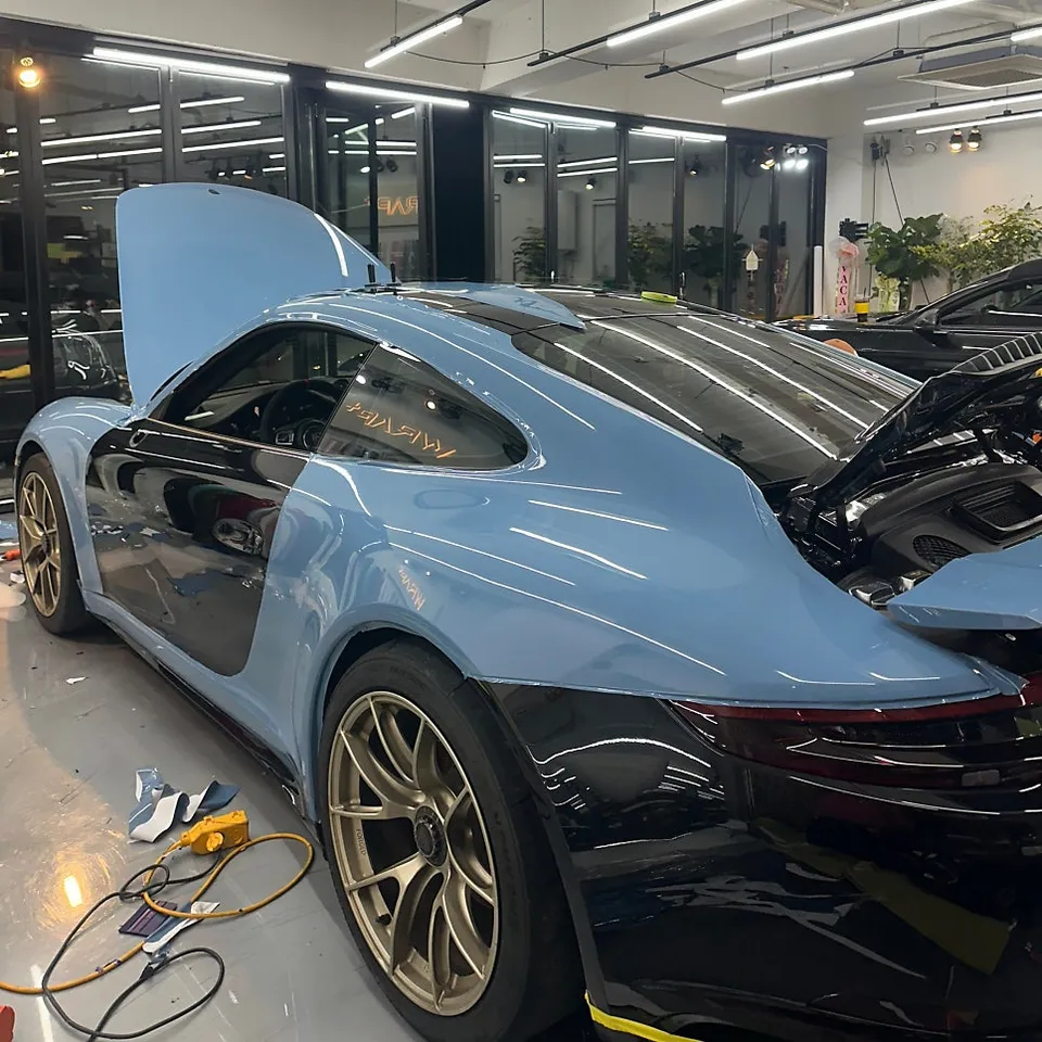 ポルシェ911のカーラッピング事例:チャイナブルーの特別仕様 施工写真 3-2
