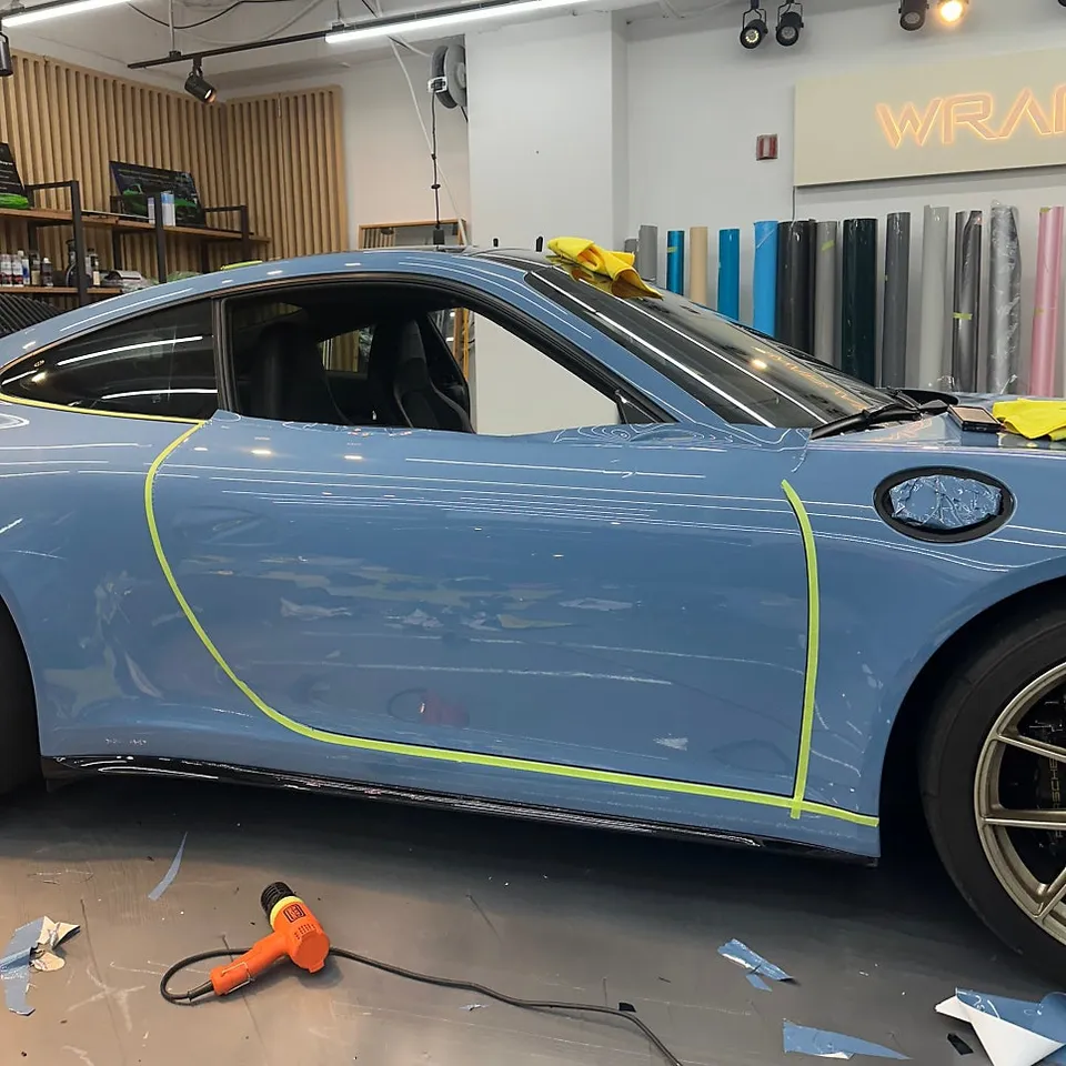 ポルシェ911のカーラッピング事例:チャイナブルーの特別仕様 施工写真 1-3