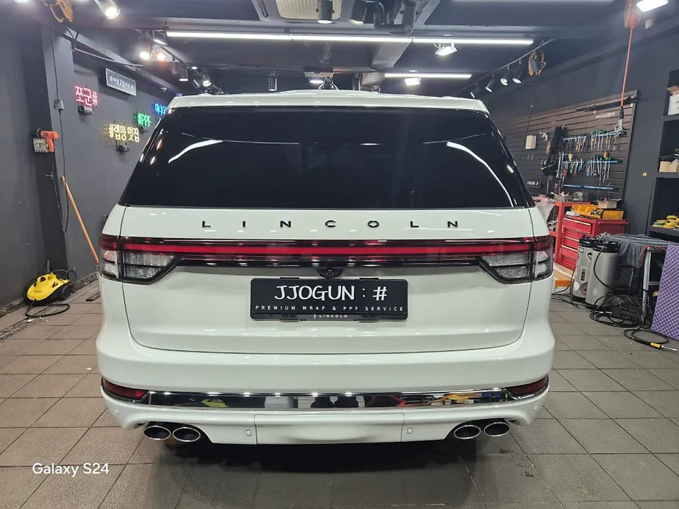 Lincoln Aviatorのカーラッピング事例|クローム除去で印象激変 施工写真 2-1