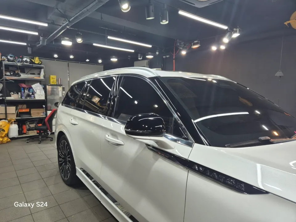 Lincoln Aviatorのカーラッピング事例|クローム除去で印象激変 施工写真 3-1