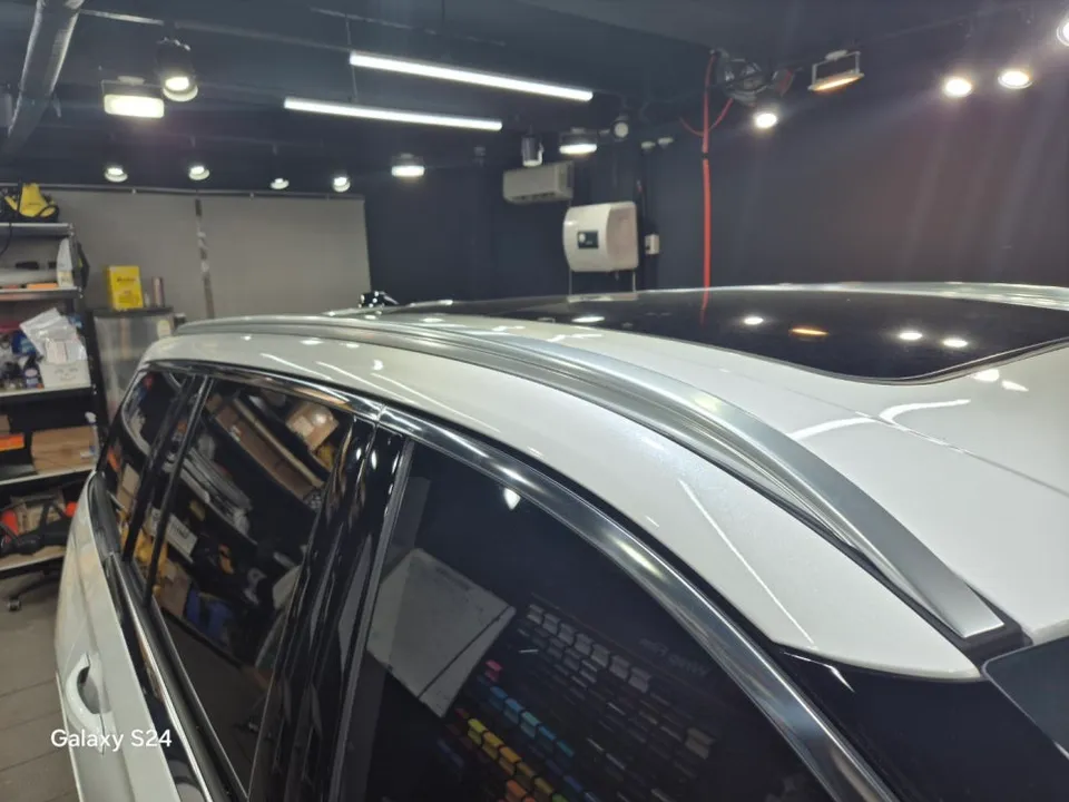 Lincoln Aviatorのカーラッピング事例|クローム除去で印象激変 施工写真 2-2