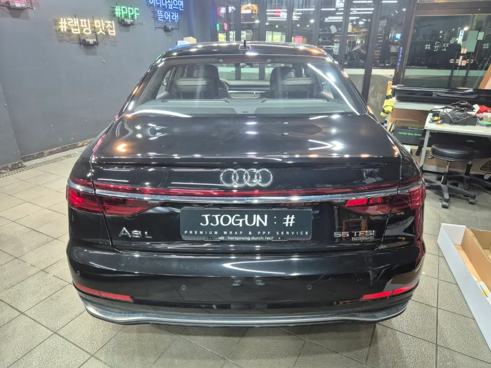 Audi A8のカーラッピング事例|クローム部分のブラックアウト 施工写真 2-1