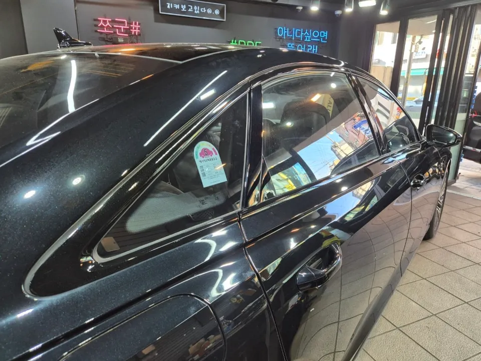 Audi A8のカーラッピング事例|クローム部分のブラックアウト 施工写真 1-2