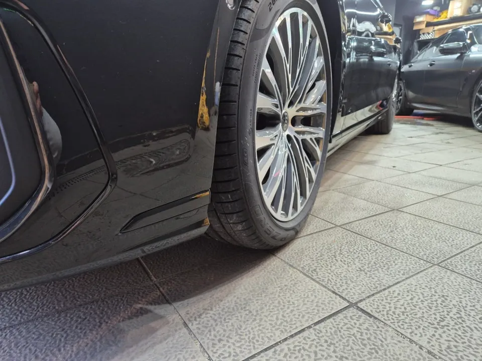 Audi A8のカーラッピング事例|クローム部分のブラックアウト 施工写真 3-2