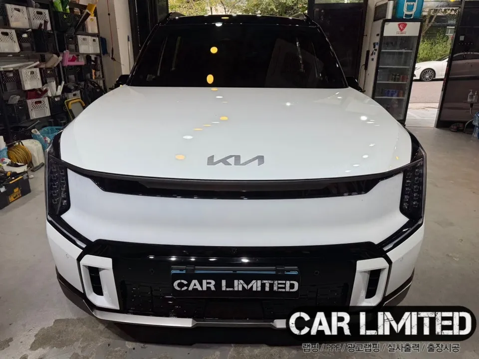 Kia EV9のカーラッピング事例｜高級感あるツートン施工 施工写真 4-2