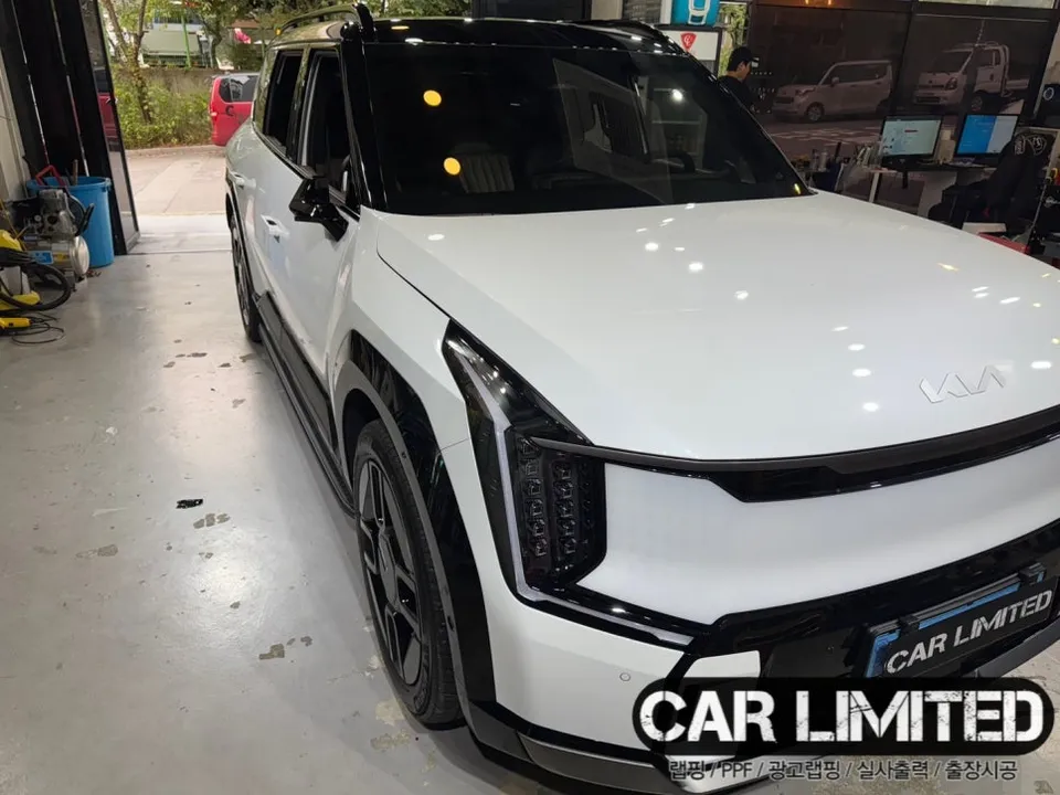 Kia EV9のカーラッピング事例｜高級感あるツートン施工 施工写真 1-3