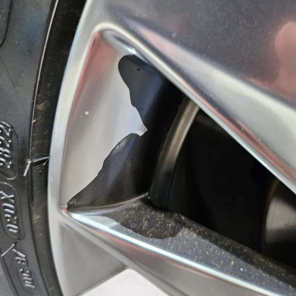 Hyundai Azeraのホイールリペア・塗装事例 施工写真 2