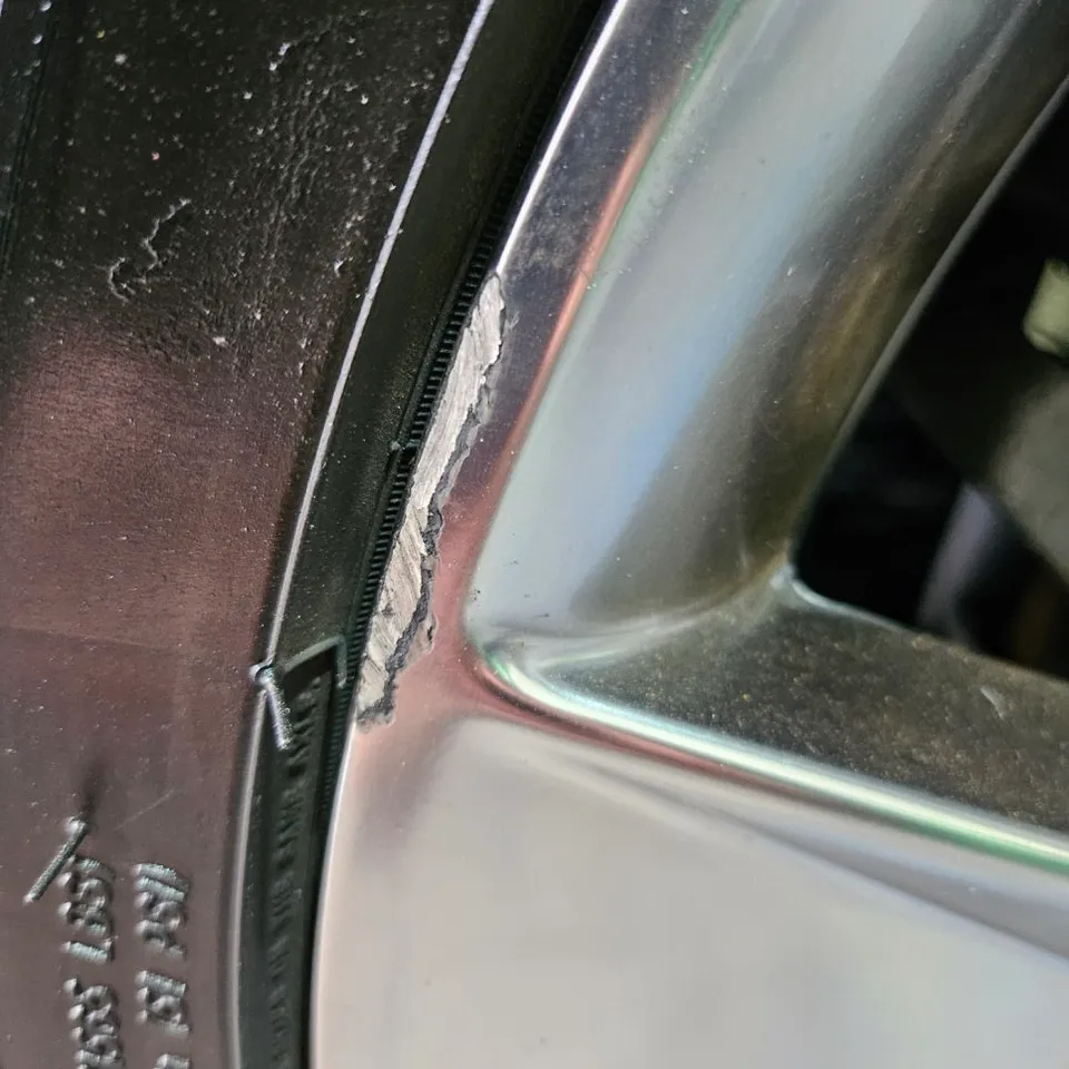 Hyundai Azeraのホイールリペア・塗装事例 施工写真 4