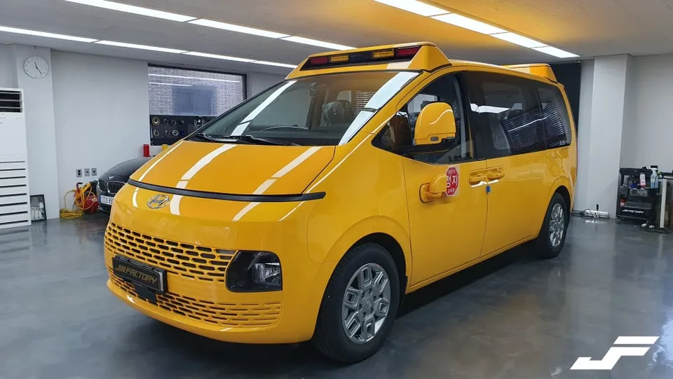 Hyundai Stariaのカーラッピング事例｜広告デカール施工 施工写真 1-1