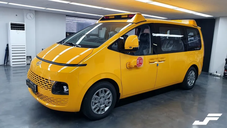 Hyundai Stariaのカーラッピング事例｜広告デカール施工 施工写真 2-1