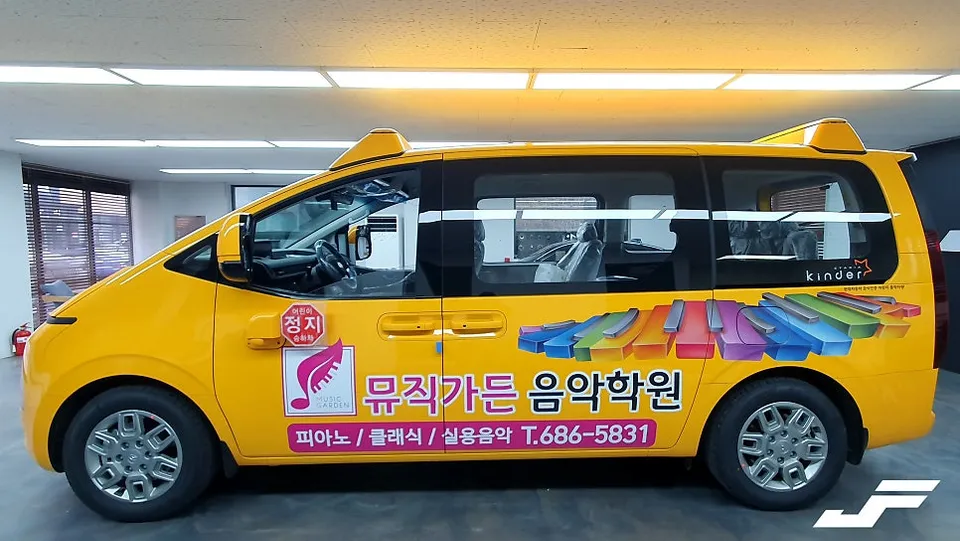 Hyundai Stariaのカーラッピング事例｜広告デカール施工 施工写真 2-2