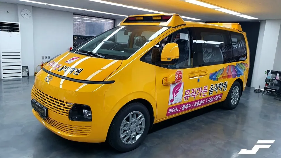 Hyundai Stariaのカーラッピング事例｜広告デカール施工 施工写真 4-2