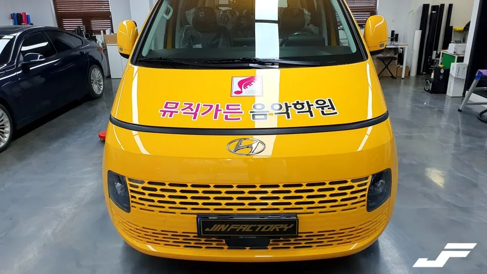 Hyundai Stariaのカーラッピング事例｜広告デカール施工 施工写真 1-3