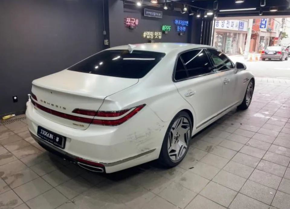 Genesis G90のカーラッピング事例：サテンパールホワイト 施工写真 3-1
