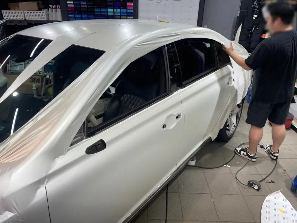 Genesis G90のカーラッピング事例：サテンパールホワイト 施工写真 3-2