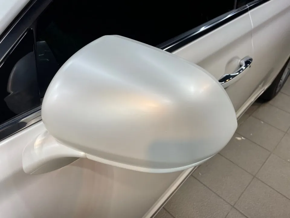 Genesis G90のカーラッピング事例：サテンパールホワイト 施工写真 2-3