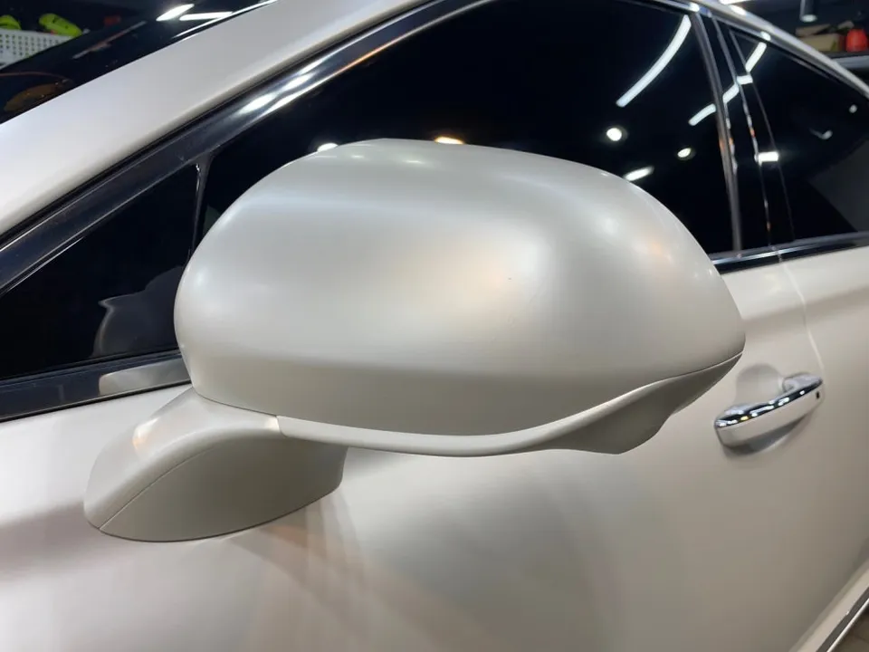 Genesis G90のカーラッピング事例：サテンパールホワイト 施工写真 3-3