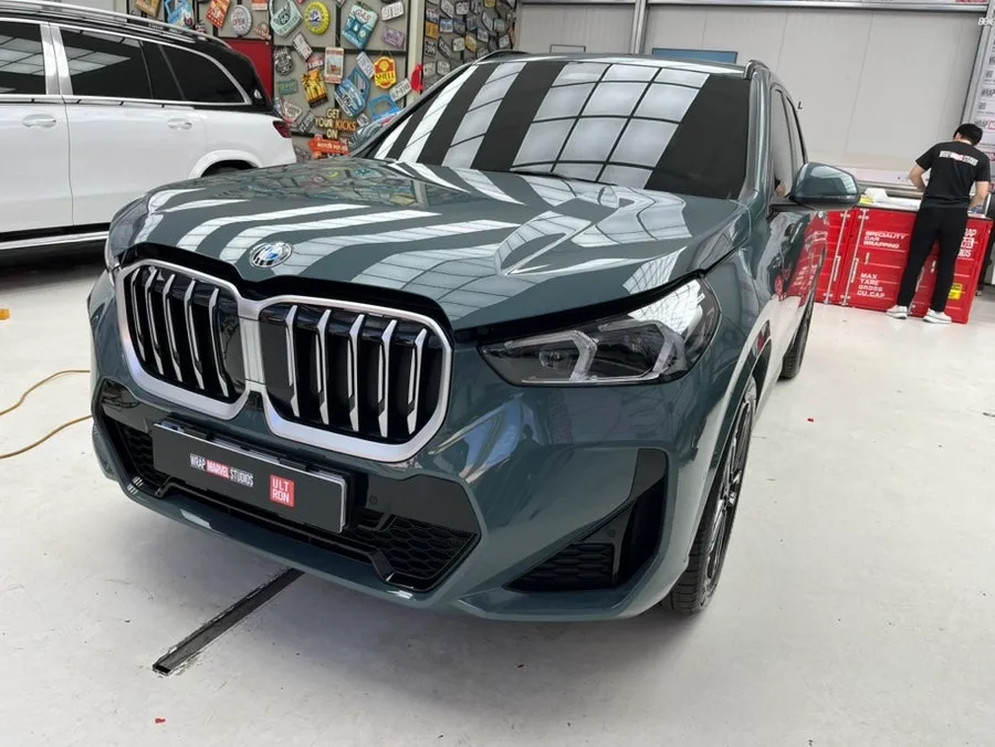 BMW X1のカーラッピング事例|グリル変更で印象一新 施工写真 1-1