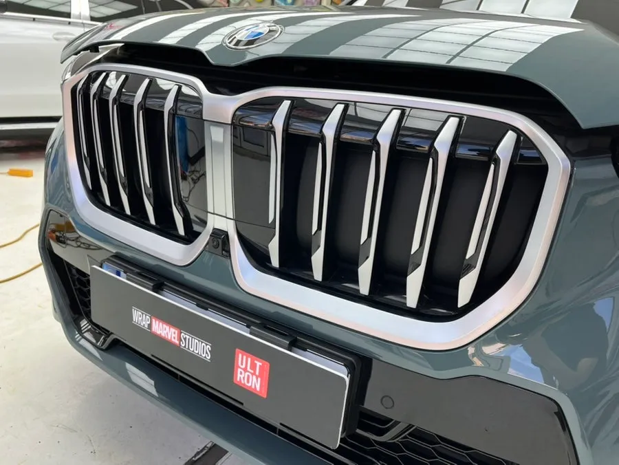 BMW X1のカーラッピング事例|グリル変更で印象一新 施工写真 2-1