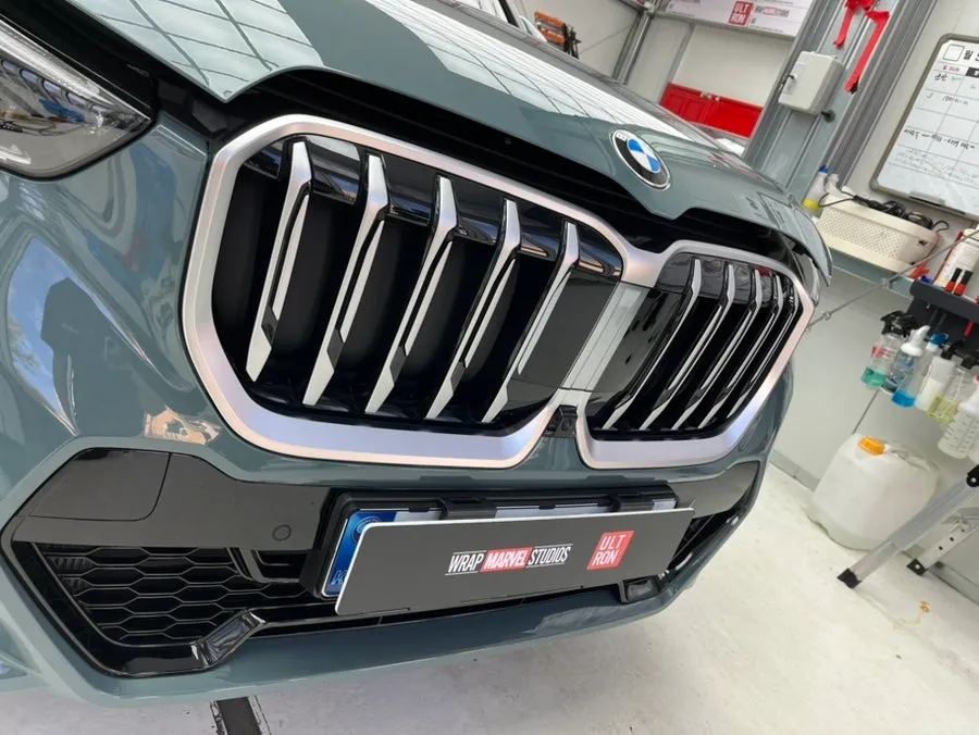 BMW X1のカーラッピング事例|グリル変更で印象一新 施工写真 3-1