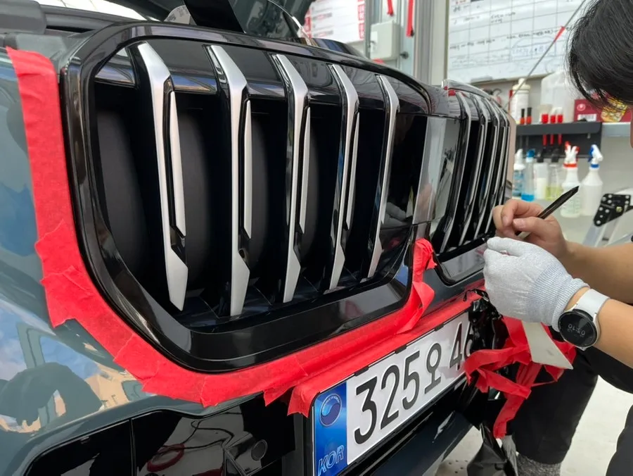 BMW X1のカーラッピング事例|グリル変更で印象一新 施工写真 2-3