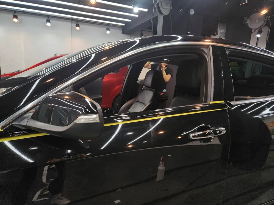 Chevrolet Malibuのカーラッピング事例|クローム部分のブラックアウト 施工写真 2-2