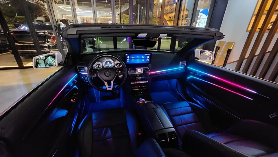 Mercedes-Benz E-Class Cabriolet ambient lighting installation result