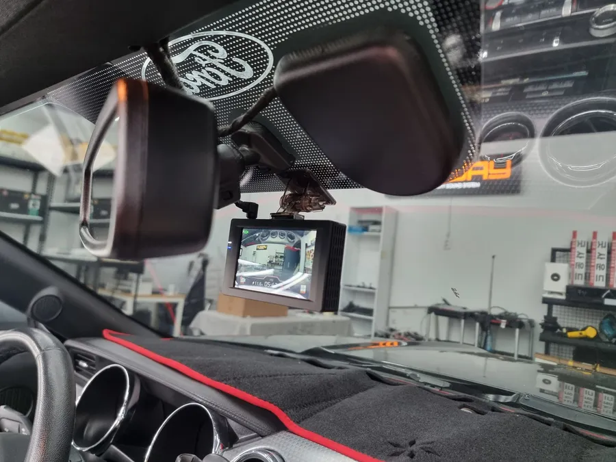 Ford Mustang Convertibleのドラレコ取付事例|韓国での施工 施工写真 3-3